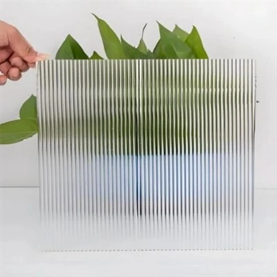 Kính kết cấu có gân sắt thấp
